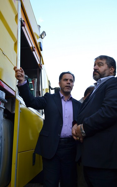 رو نمایی از خودروهای آتش نشانی طی سفر  رئیس سازمان پدافند غیر عامل به ماهشهر