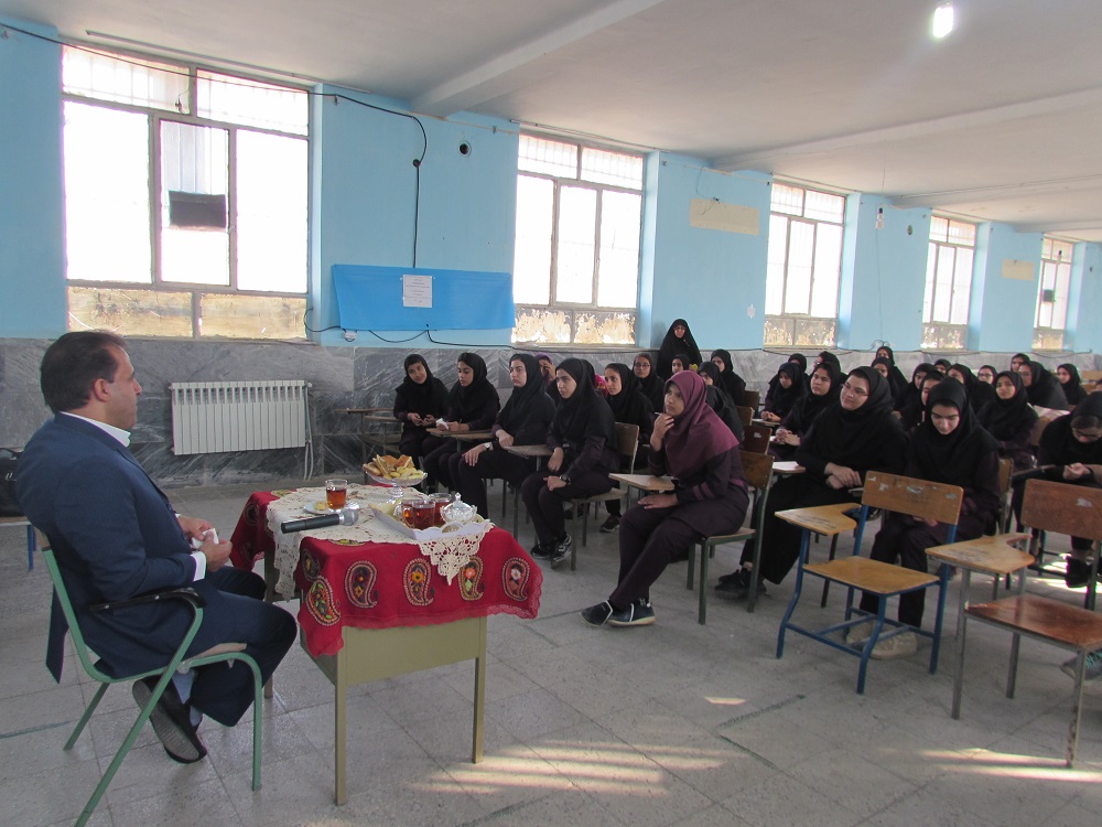 برگزاري كارگاه آموزشي پدافند غيرعامل در دبيرستان دخترانه صدر خرم آباد