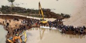 خرمشهر از سیلاب نجات یافت/۱۵ کیلومتر سیل‌بند در سه راه خرمشهر ایجاد شد