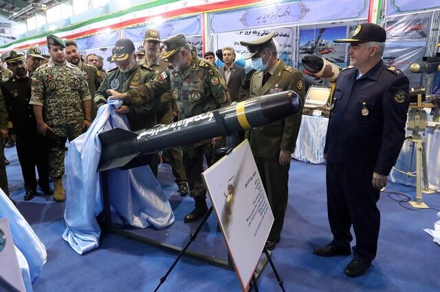 رونمایی موشک هواپایه ضدزره «شفق» و دوربین هواپایه‌ «یوسف»