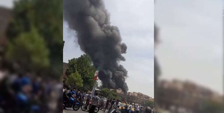 آتش سوزی انبار موتور در میدان رازی/12 دستگاه آمبولانس و موتورلانس به محل اعزام شد + فیلم