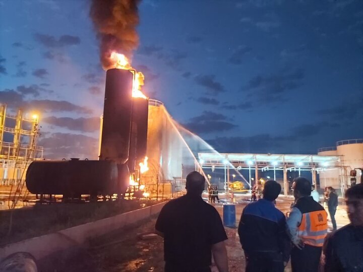 آتش‌سوزی مخازن یک واحد پالایش میعانات نفتی در آشتیان کنترل شد