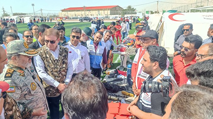 گزارش تصویری| بازدید سردار جلالی، معاونین سازمان پدافند غیرعامل کشور و استاندار بوشهر از محل اسکان اضطراری و خدمات هلال احمر